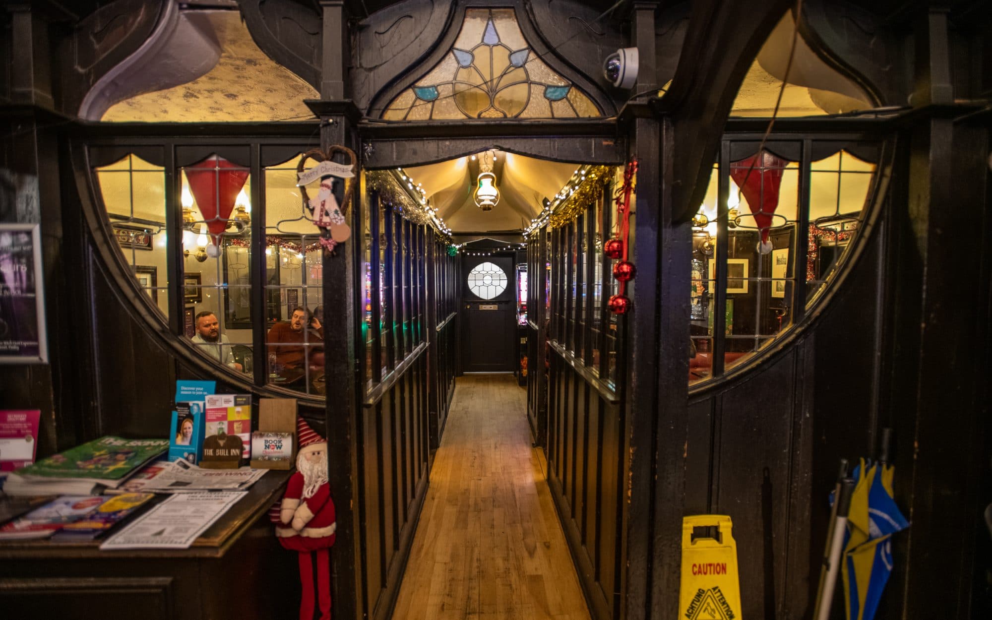 a-drink-at-the-bull-inn-in-paisley-sir-edwards-roadtrip