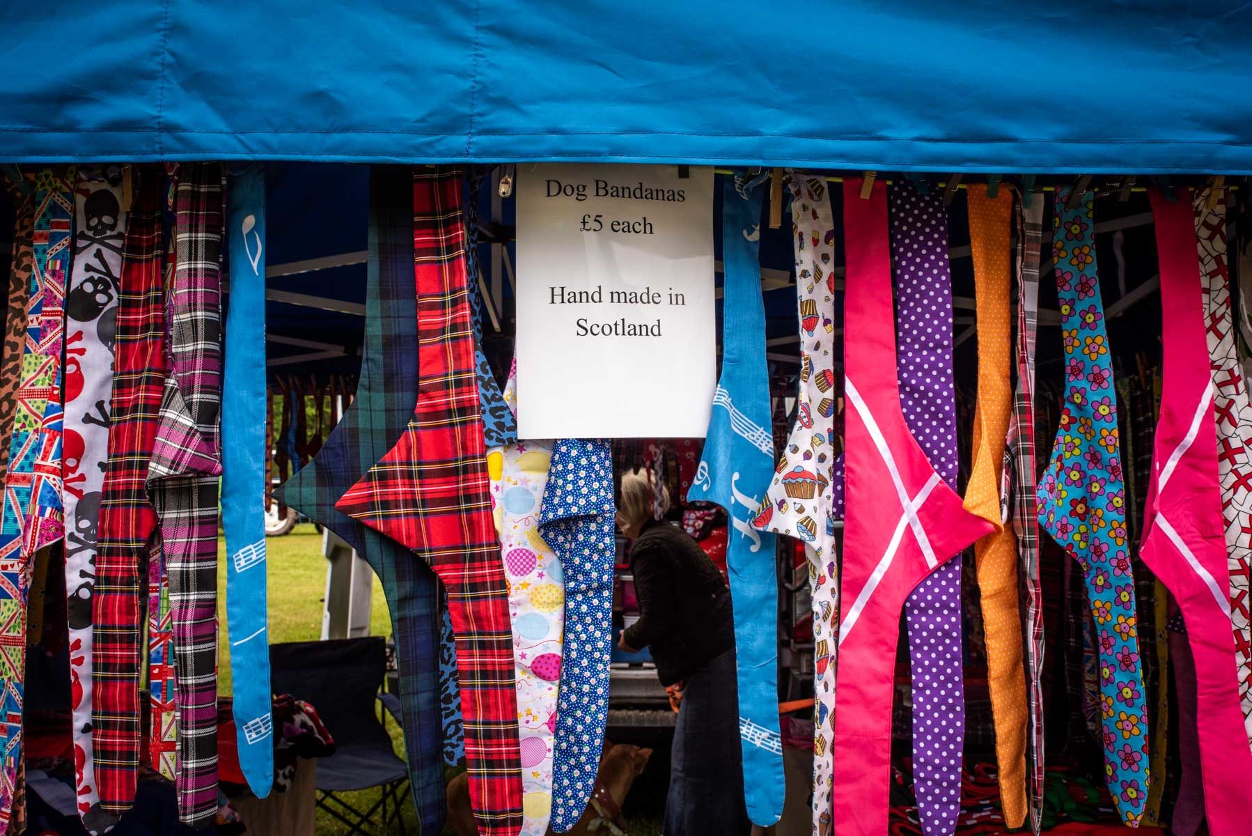 Un bandana pour chien en tant que souvenir d'Écosse