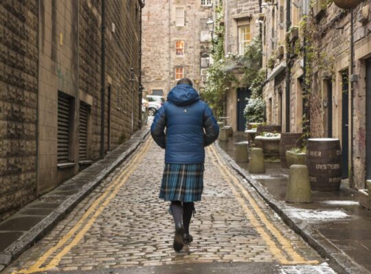 El kilt y el anorak de plumas