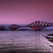 Forth bridge, puente rojo sobre fondo rosa