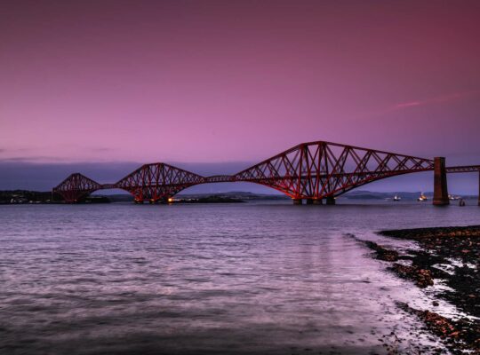 Forth bridge, puente rojo sobre fondo rosa