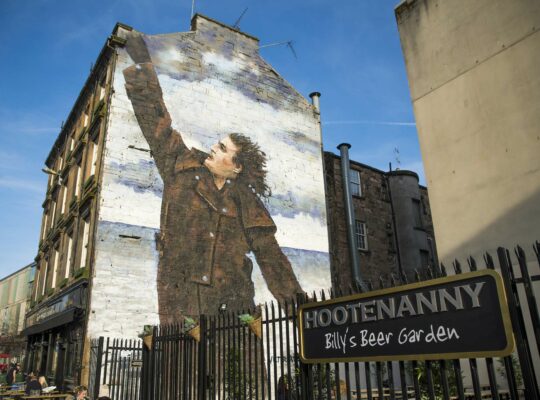 Una copa en una terraza en Hootenanny