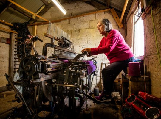 En un taller de Harris Tweed