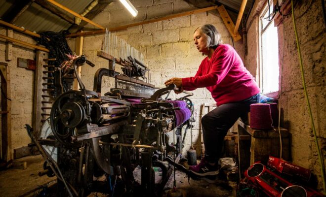 En un taller de Harris Tweed