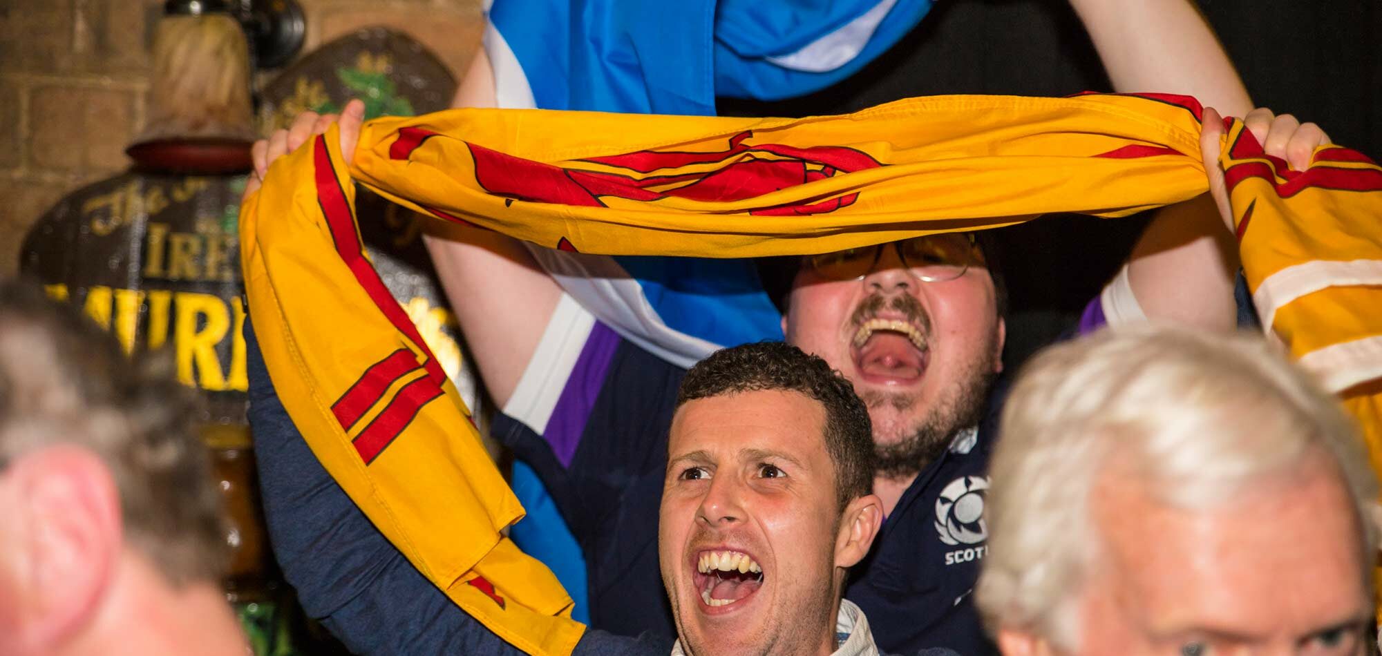 La saltire y el león rampante