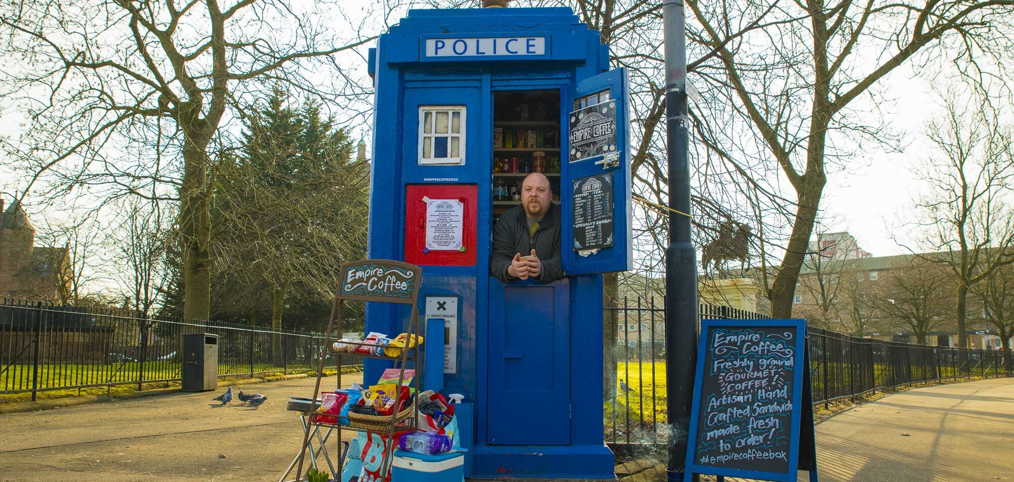 ¡ Un café en una cabina de policía !
