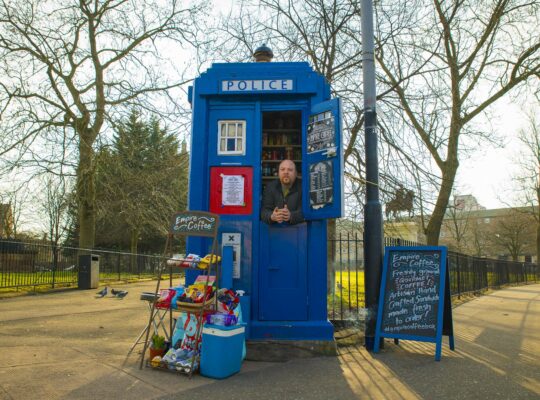 ¡ Un café en una cabina de policía !