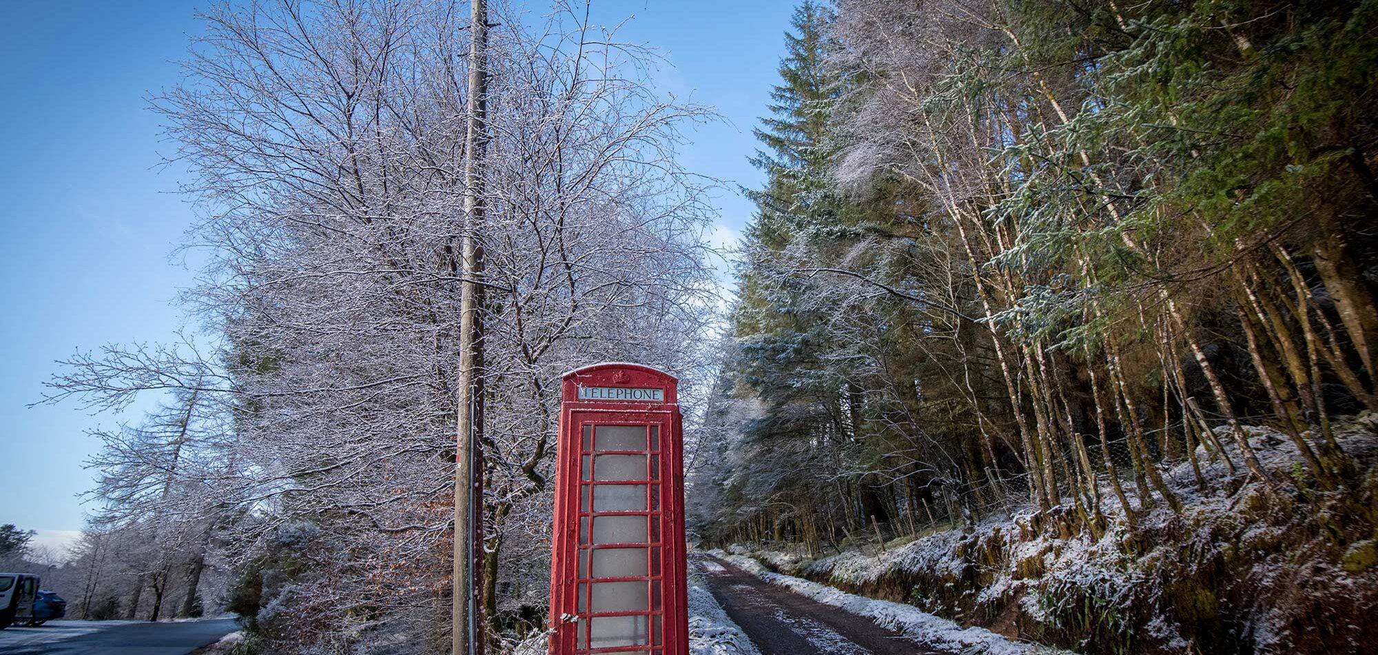 Una baliza roja en las blancas montañas