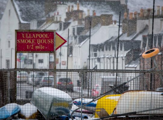 Ullapool, una pequeña torre sobre el puerto