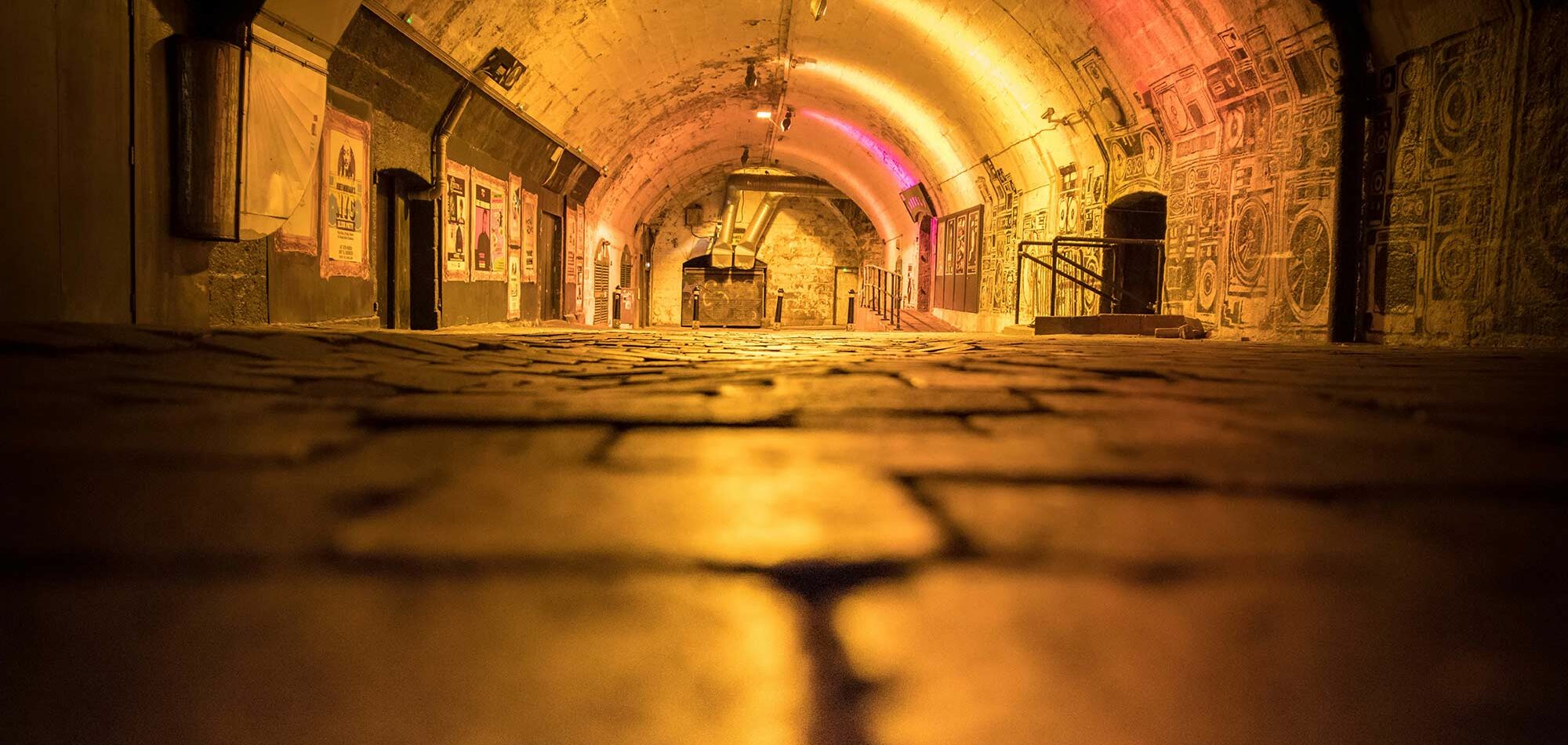 In Aberdeen, the night takes place “underground”!