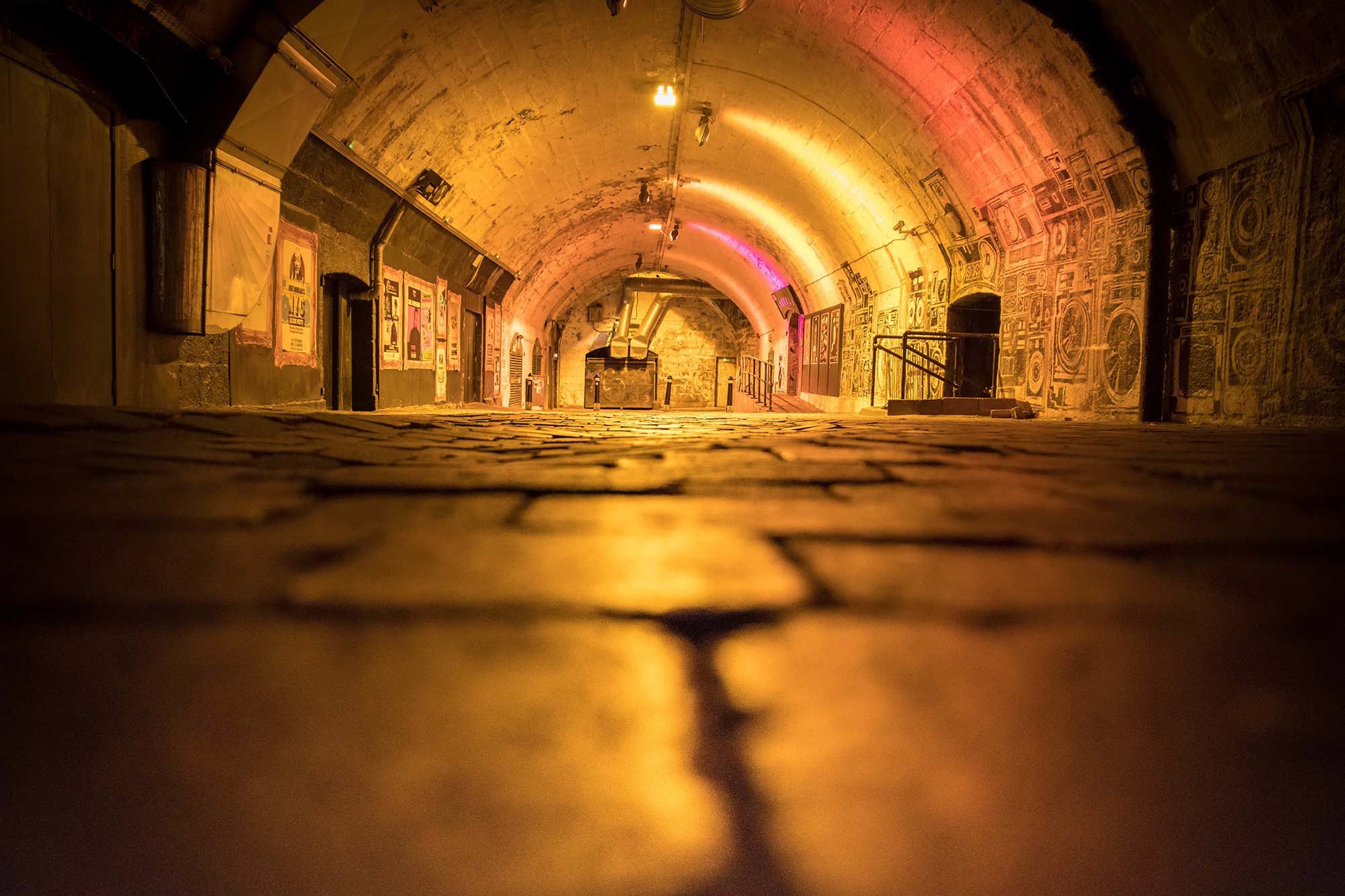 In Aberdeen, the night takes place “underground”!