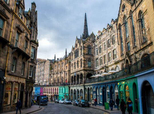 Victoria Street, la calle del arcoíris de Edimburgo